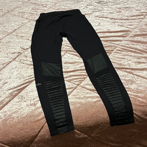 ALO Yoga Black Leggings - Picture 4 of 4